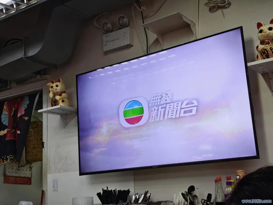 香港许多环球电视屏幕会播放TVB节目，这是一家茶餐厅正在播放无线新闻台。